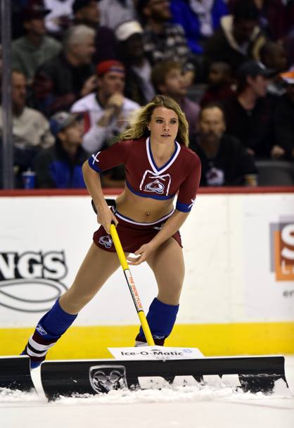 Nella pista ghiacciata ragazza pareggia il ghiaccio durante una pausa della partita di Hockey degli Avalance Colorado (Reuters)
